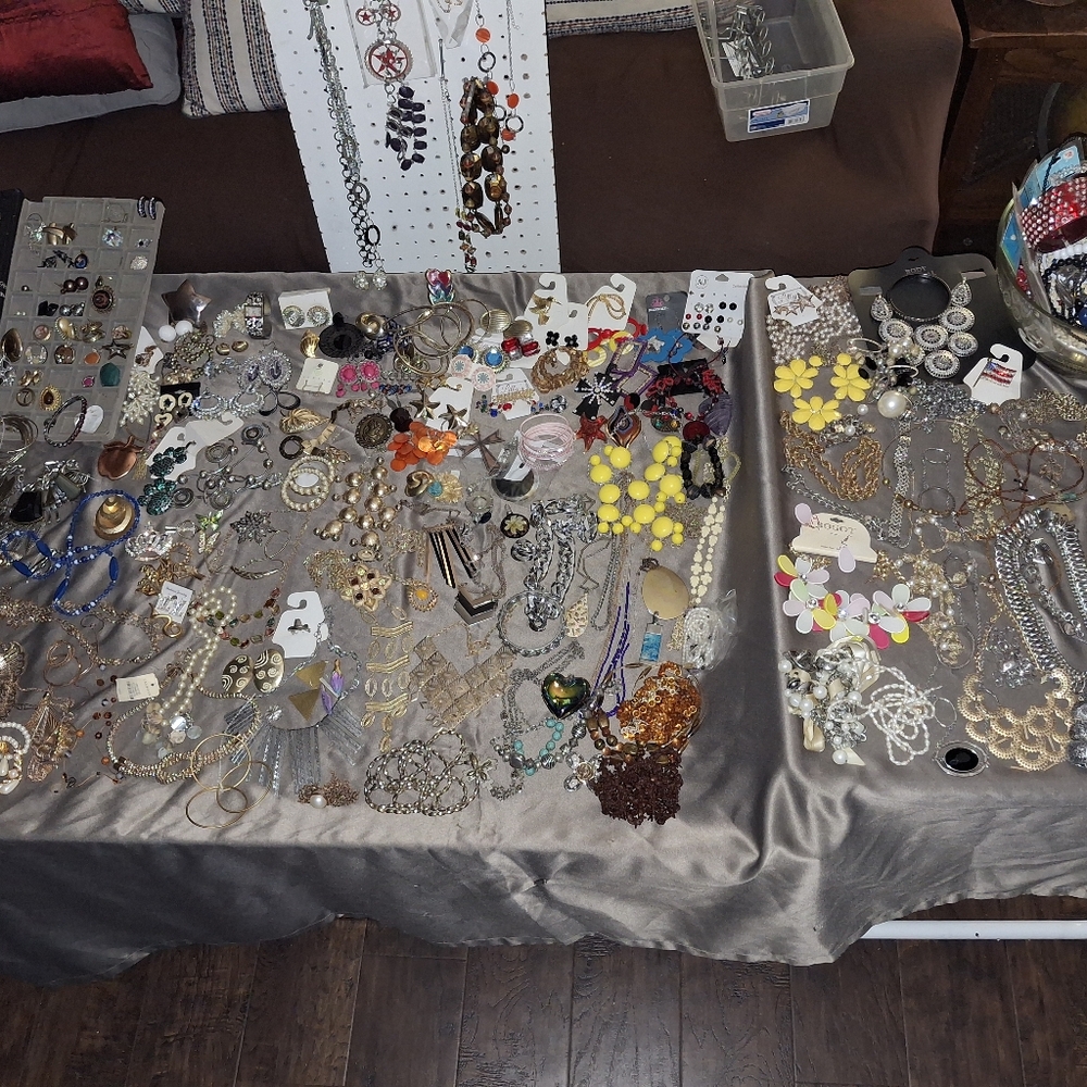 Bulk jewelry over 500 pieces. Nice stuff,